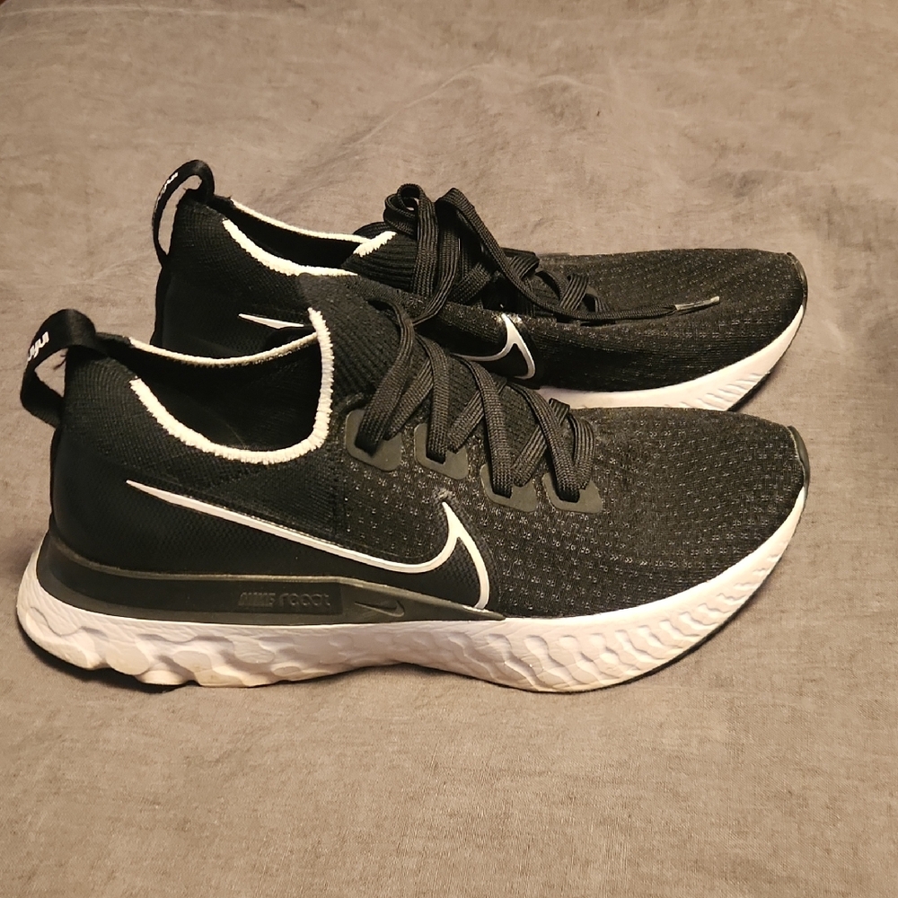 Nike Black and White Infinity React Sneakers 9.5